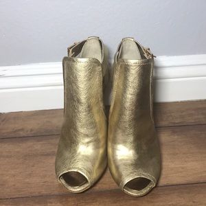 BCBGMAXAZRIA GOLDEN METALIC HIGH HEELS